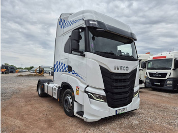 Камион влекач IVECO