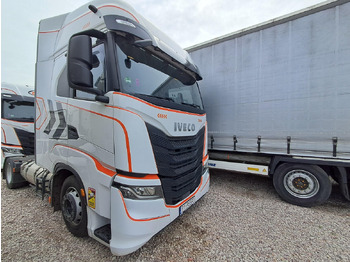 Камион влекач IVECO
