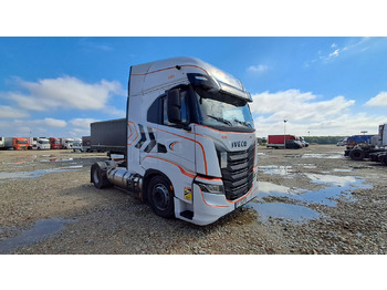 Камион влекач IVECO