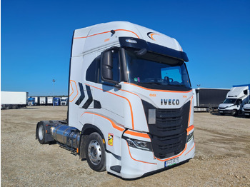 Камион влекач IVECO