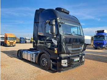 Камион влекач IVECO