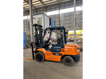 Дизел вилушкар Toyota FD30 Forklift: слика 3 Дизел вилушкар Toyota FD30 Forklift: слика 3