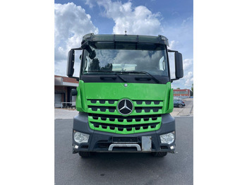 Камион со кука за подигање MERCEDES-BENZ Arocs 2643