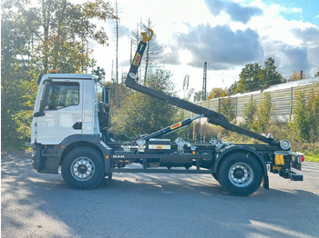 Камион со кука за подигање, Камион со кран MAN TGM 18.320 4x2 Euro 6e Hyva 12-45: слика 3
