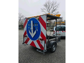 Приколка Nissen LED Absperrtafel FAT Verkehrsleittafel Verkehrssicherungsanhänger Verkehrsleitanhänger Sperrwand: слика 3 Приколка Nissen LED Absperrtafel FAT Verkehrsleittafel Verkehrssicherungsanhänger Verkehrsleitanhänger Sperrwand: слика 3