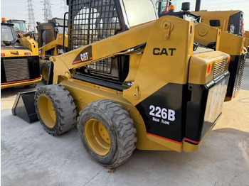 Компактен натоварувач CATERPILLAR 226