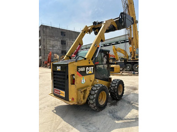 Компактен натоварувач CATERPILLAR