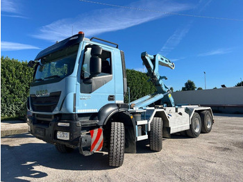 Камион со кука за подигање IVECO Trakker