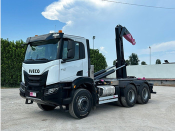 Камион со кука за подигање IVECO Trakker