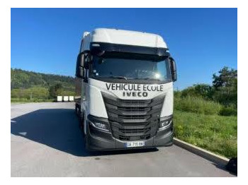 Камион влекач IVECO S-WAY