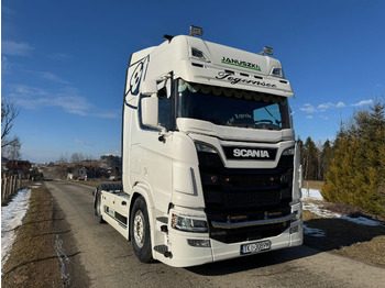 Камион влекач SCANIA R 520