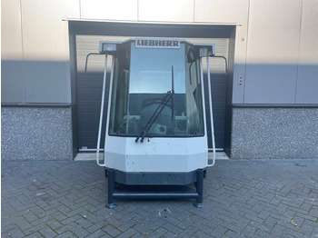 Кабина и ентериер LIEBHERR