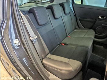 Автомобил RENAULT