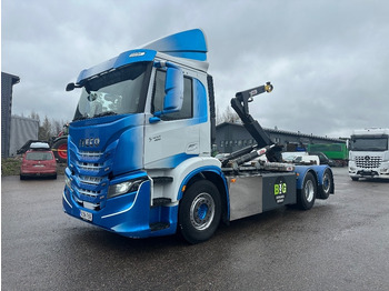 Камион со кука за подигање IVECO