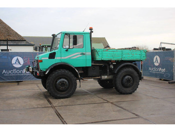 Камион со платформа UNIMOG
