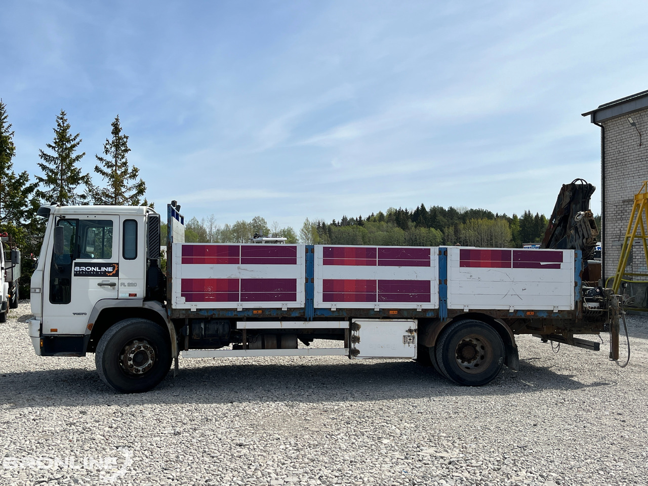 2000 Volvo FL220 4x2 + Hiab 102-4 - Камион со платформа, Камион со кран: слика 3 2000 Volvo FL220 4x2 + Hiab 102-4 - Камион со платформа, Камион со кран: слика 3