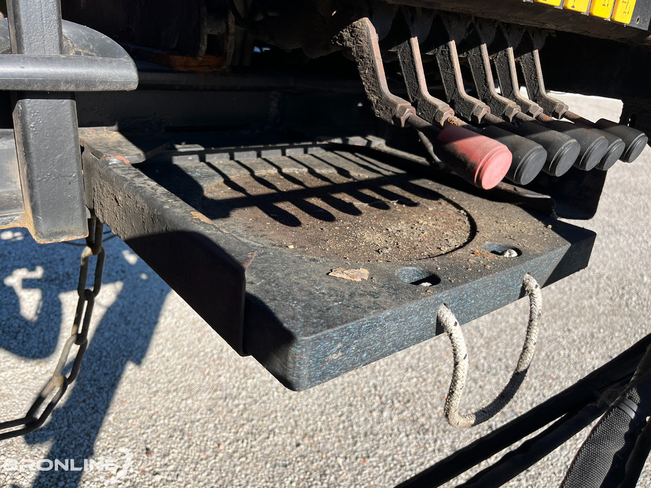Камион со платформа, Камион со кран 2006 Volvo FH 440 6x2 Flatbed + Crane: слика 19