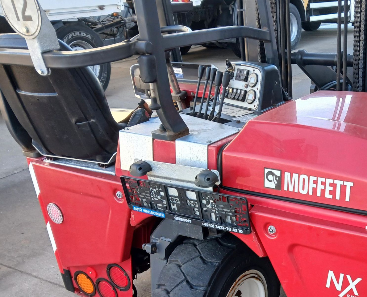 Moffett 4 Wege Mitnahmestapler M4 25.4 /ALLRAD nur 650h - Мобилен вилушкар: слика 5 Moffett 4 Wege Mitnahmestapler M4 25.4 /ALLRAD nur 650h - Мобилен вилушкар: слика 5