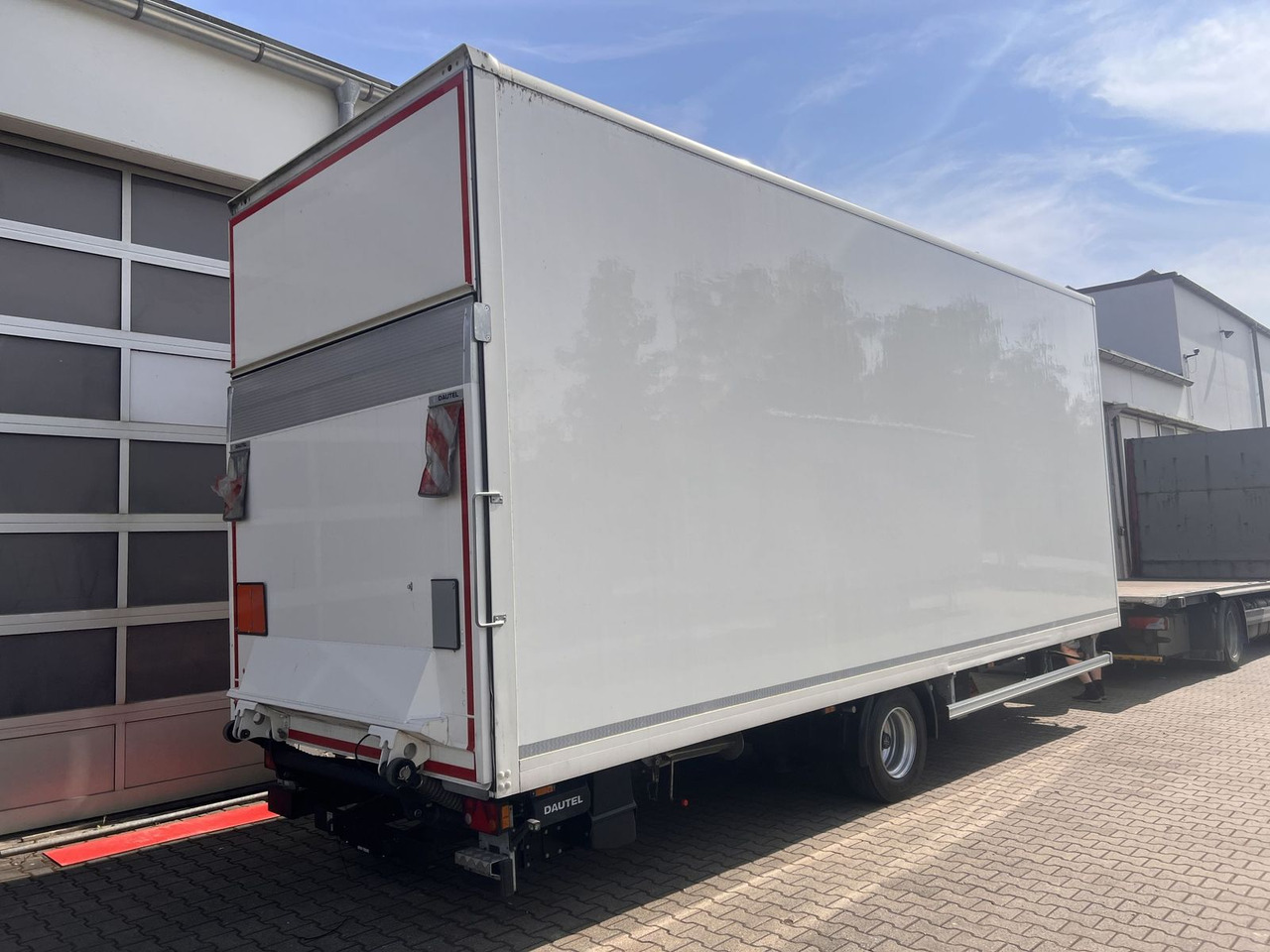 Ackermann 1 Achs Kofferanhänger mit Ladebordwand 10,5 t G - Приколка сандучар: слика 1 Ackermann 1 Achs Kofferanhänger mit Ladebordwand 10,5 t G - Приколка сандучар: слика 1