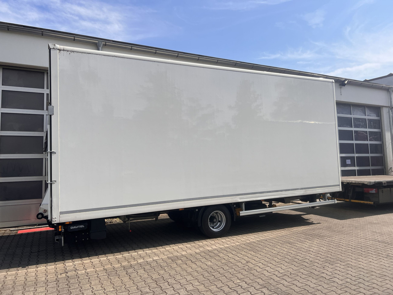 Ackermann Z-KA-F10.5/7,5 1 Achs Kofferanhänger mit Ladebordwand 10,5 t GG - Приколка сандучар: слика 5 Ackermann Z-KA-F10.5/7,5 1 Achs Kofferanhänger mit Ladebordwand 10,5 t GG - Приколка сандучар: слика 5