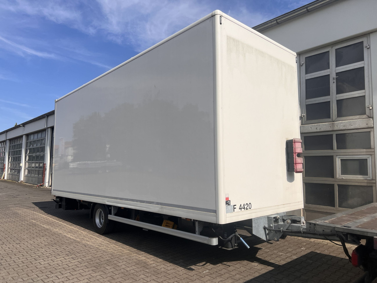 Ackermann Z-KA-F10.5/7,5 1 Achs Kofferanhänger mit Ladebordwand 10,5 t GG - Приколка сандучар: слика 2 Ackermann Z-KA-F10.5/7,5 1 Achs Kofferanhänger mit Ladebordwand 10,5 t GG - Приколка сандучар: слика 2