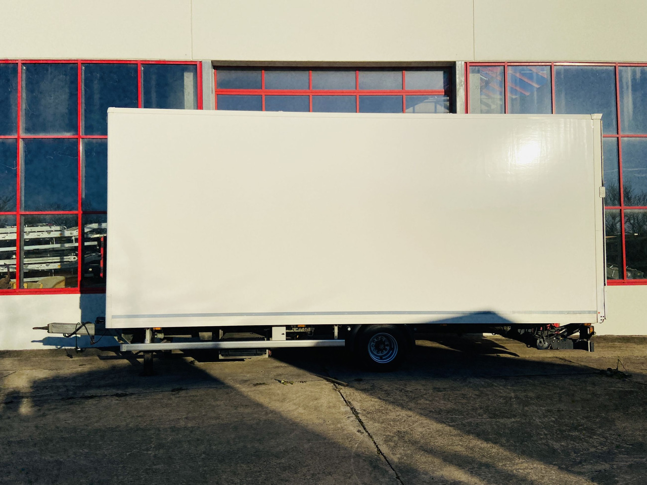 Ackermann Z-KA-F10.5/7,5 1 Achs Kofferanhänger mit Ladebordwand 10,5 t GG - Приколка сандучар: слика 5 Ackermann Z-KA-F10.5/7,5 1 Achs Kofferanhänger mit Ladebordwand 10,5 t GG - Приколка сандучар: слика 5