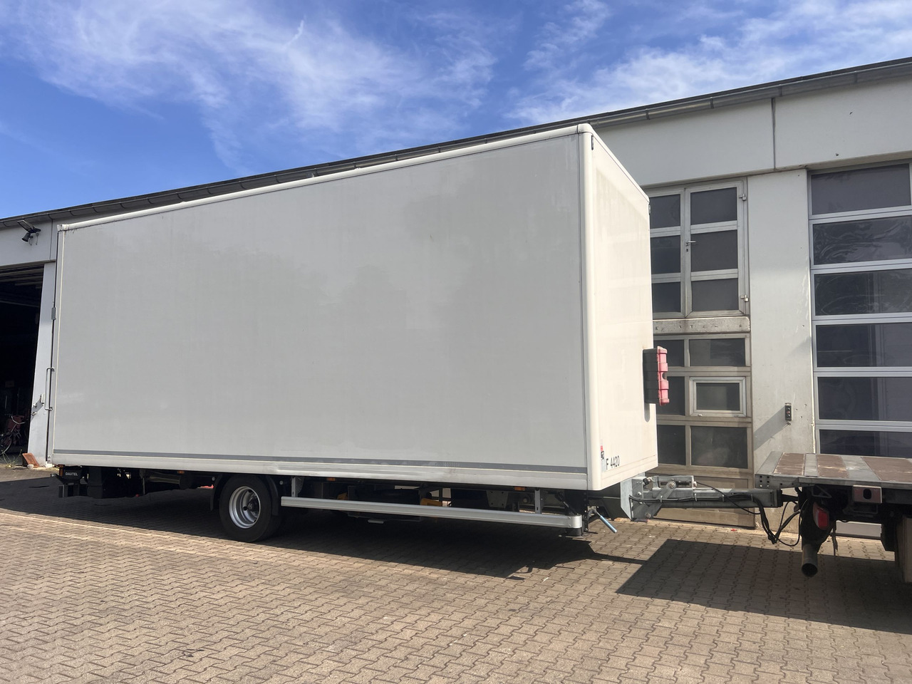 Ackermann Z-KA-F10.5/7,5 1 Achs Kofferanhänger mit Ladebordwand 10,5 t GG - Приколка сандучар: слика 3 Ackermann Z-KA-F10.5/7,5 1 Achs Kofferanhänger mit Ladebordwand 10,5 t GG - Приколка сандучар: слика 3