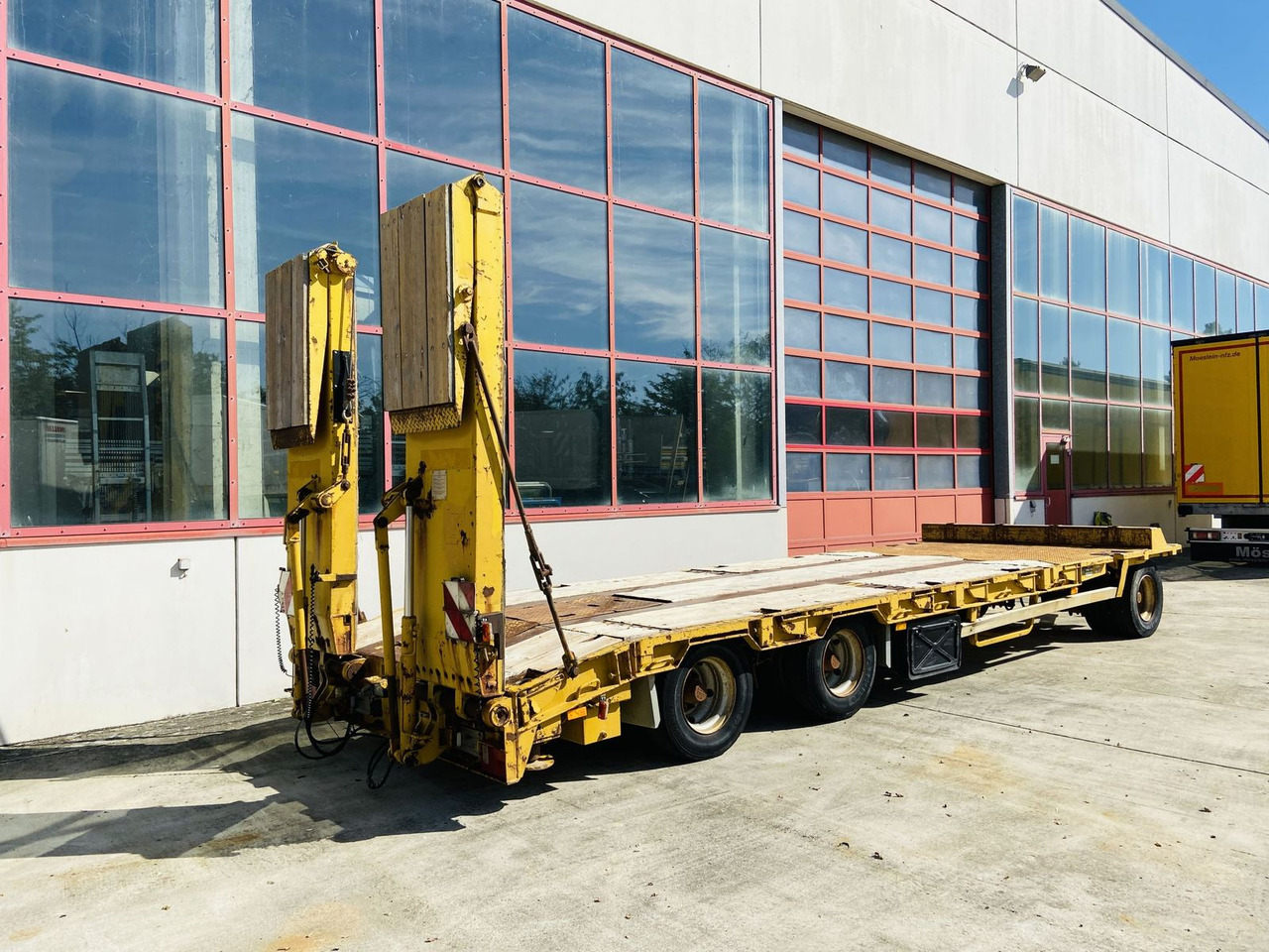 Goldhofer 3 Achs Tiefladeranhänger - Приколка за низок утовар: слика 2 Goldhofer 3 Achs Tiefladeranhänger - Приколка за низок утовар: слика 2