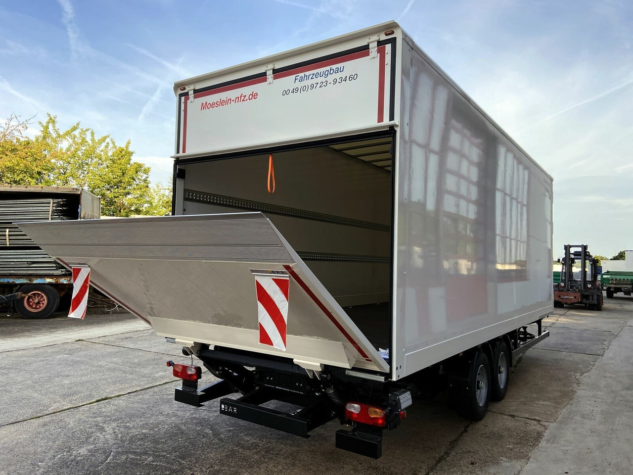 Möslein NEUER Tandem Koffer, Ladebordwand+ Durchladbar - Приколка сандучар: слика 3 Möslein NEUER Tandem Koffer, Ladebordwand+ Durchladbar - Приколка сандучар: слика 3
