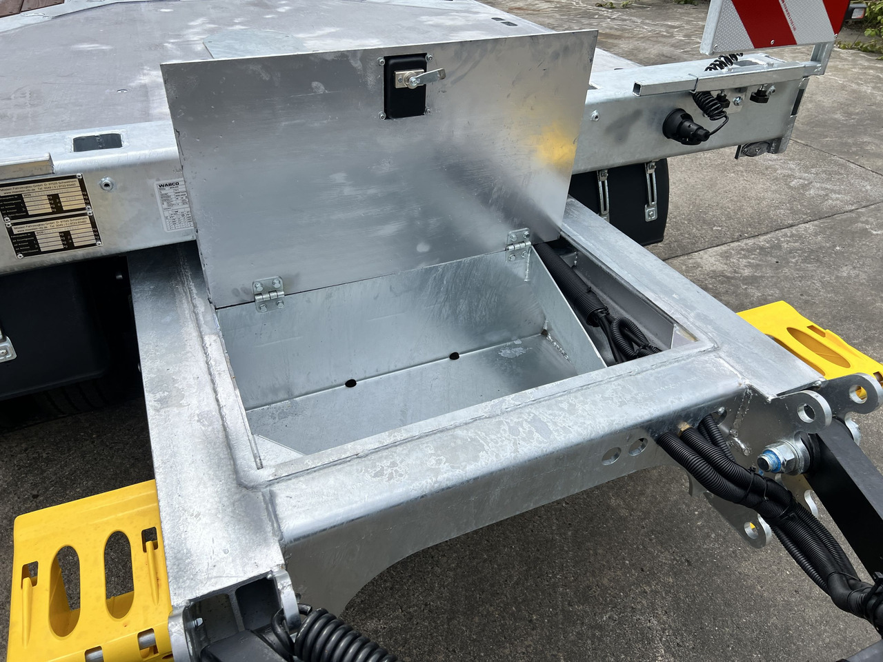 Möslein T 3-9,20 F 3 Achs Tieflader mit gerader Ladefläche 9 m, Neufahrzeug - Приколка за низок утовар: слика 3 Möslein T 3-9,20 F 3 Achs Tieflader mit gerader Ladefläche 9 m, Neufahrzeug - Приколка за низок утовар: слика 3