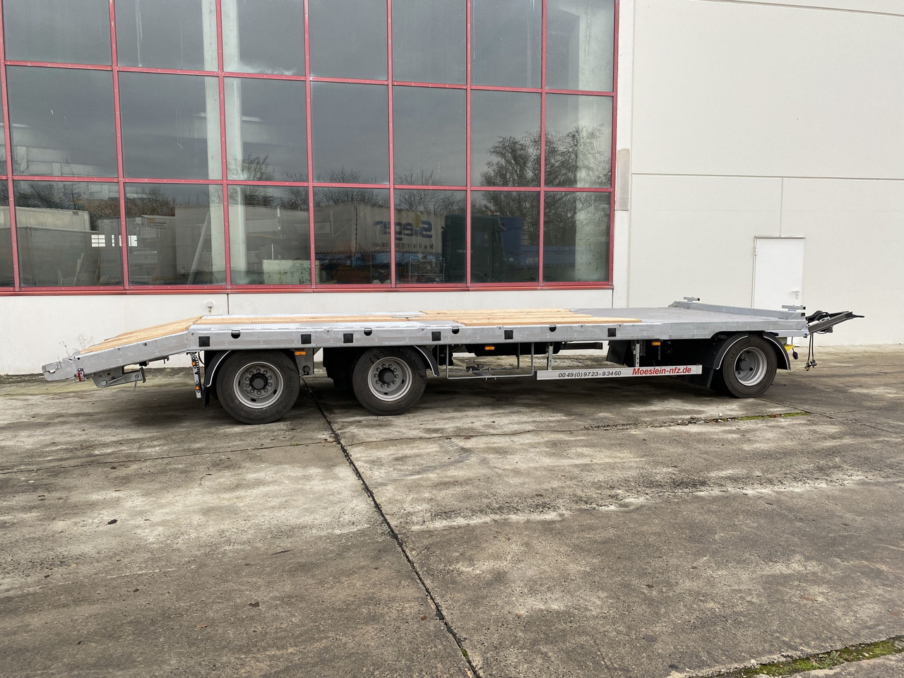 Möslein T 3-P9,2 OR 3 Achs Tieflader gerader Ladefläche 9 m, Neufahrzeug - Приколка за низок утовар: слика 5 Möslein T 3-P9,2 OR 3 Achs Tieflader gerader Ladefläche 9 m, Neufahrzeug - Приколка за низок утовар: слика 5