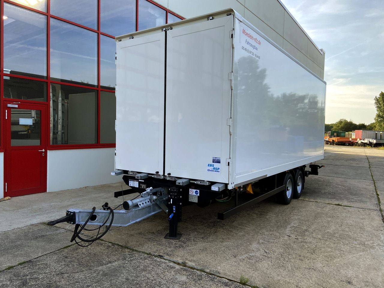 Möslein TK0105D-L Weiß Tandem Koffer, Ladebordwand 1,5 t + DurchladbarNeufahrzeug -- - Приколка сандучар: слика 4 Möslein TK0105D-L Weiß Tandem Koffer, Ladebordwand 1,5 t + DurchladbarNeufahrzeug -- - Приколка сандучар: слика 4