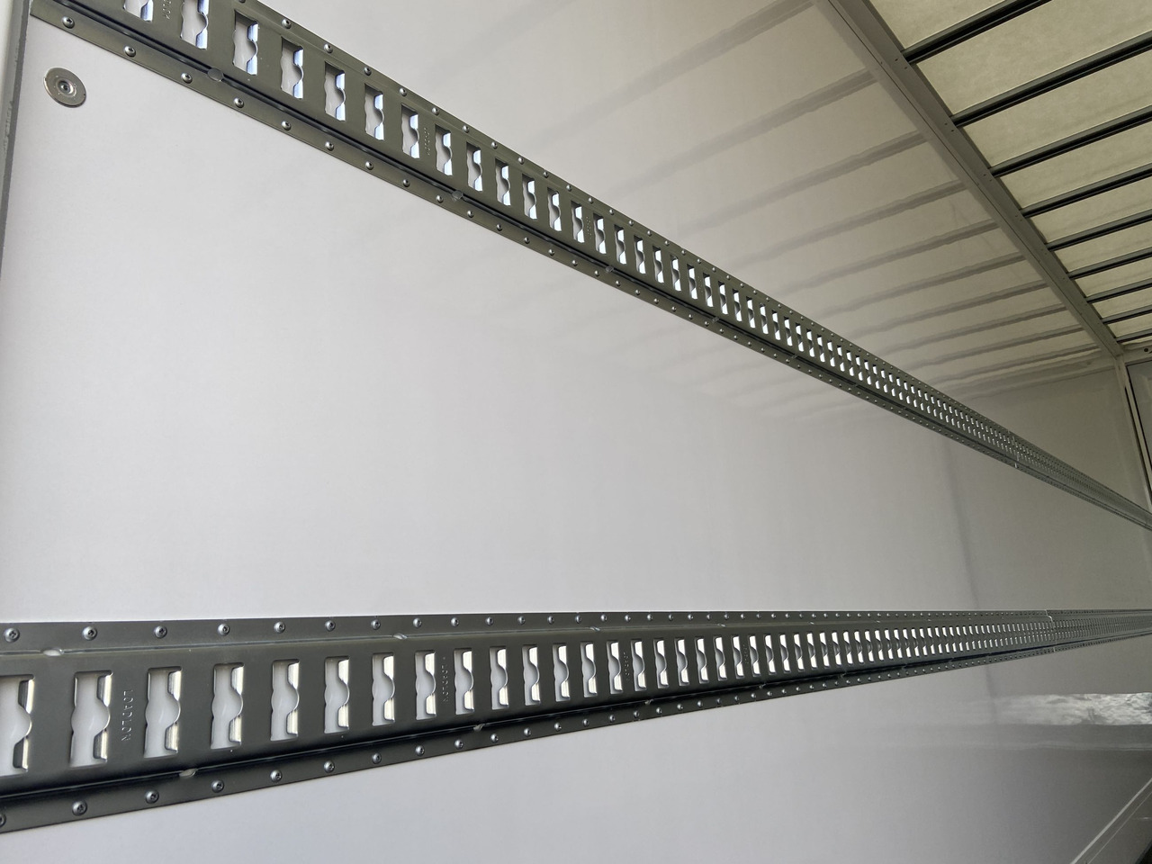 Möslein TKO 105 D 6m weiß Tandem- Koffer, Durchladbar, -- Neufahrzeug -- - Приколка сандучар: слика 4 Möslein TKO 105 D 6m weiß Tandem- Koffer, Durchladbar, -- Neufahrzeug -- - Приколка сандучар: слика 4