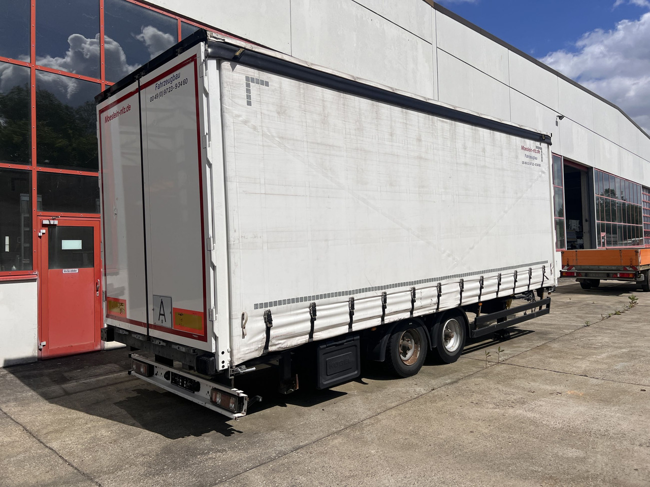 Möslein TPW 105 D Schwebheim Tandemplanenanhänger durchladbar - Приколка со церада: слика 1 Möslein TPW 105 D Schwebheim Tandemplanenanhänger durchladbar - Приколка со церада: слика 1