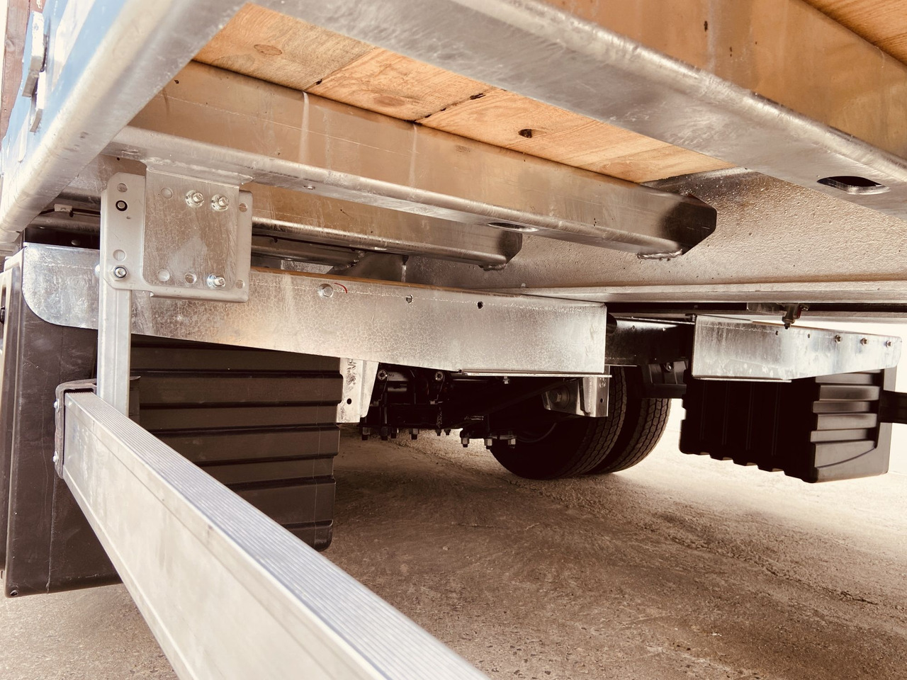 Нов Приколка за низок утовар за транспорт на тешка машини Möslein TT 31  31 t GG Tridem- Tieflader 3 Achs, gelenktNeufahrzeug: слика 11