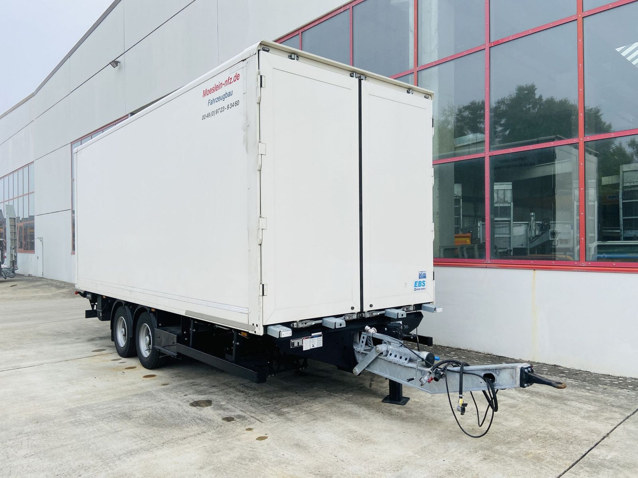 Möslein Tandem Koffer, Ladebordwand 1,5 t + Durchladbar - Приколка сандучар: слика 1 Möslein Tandem Koffer, Ladebordwand 1,5 t + Durchladbar - Приколка сандучар: слика 1