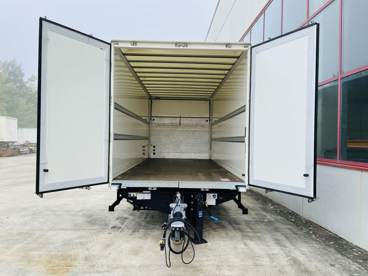 Möslein Tandem Koffer, Ladebordwand 1,5 t + Durchladbar - Приколка сандучар: слика 5 Möslein Tandem Koffer, Ladebordwand 1,5 t + Durchladbar - Приколка сандучар: слика 5