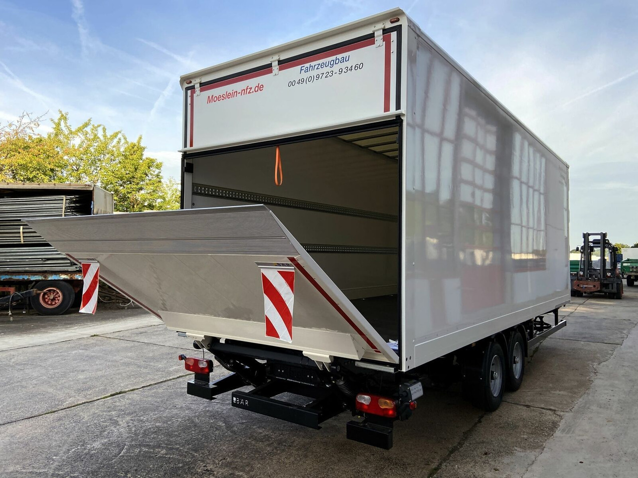 Möslein Tandem Koffer, Ladebordwand 1,5 t + Durchladbar - Приколка сандучар: слика 2 Möslein Tandem Koffer, Ladebordwand 1,5 t + Durchladbar - Приколка сандучар: слика 2