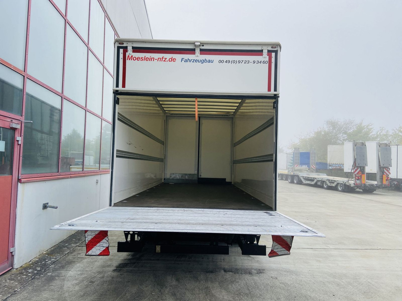 Möslein Tandem Koffer, Ladebordwand 1,5 t + Durchladbar - Приколка сандучар: слика 4 Möslein Tandem Koffer, Ladebordwand 1,5 t + Durchladbar - Приколка сандучар: слика 4