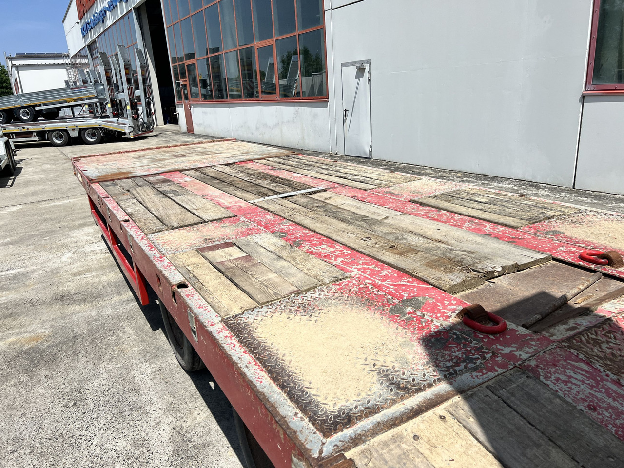 T3 3 Achs Tiefladeranhänger mit gerader Ladefläche - Приколка за низок утовар: слика 4 T3 3 Achs Tiefladeranhänger mit gerader Ladefläche - Приколка за низок утовар: слика 4