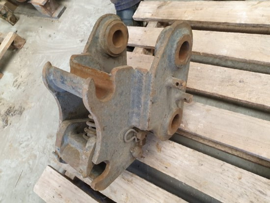ENGANCHE RÁPIDO PARA MINIEXCAVADORA (ANCHO – 135 MM) - Брза спојка: слика 2 ENGANCHE RÁPIDO PARA MINIEXCAVADORA (ANCHO – 135 MM) - Брза спојка: слика 2
