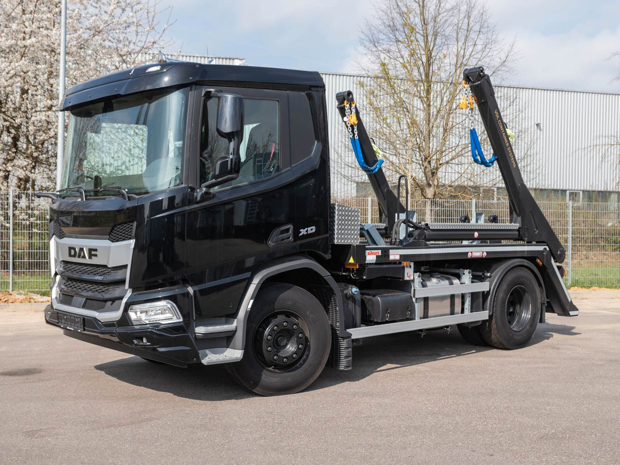 DAF FA XD 410 VDL Absetzkipper DAF FA XD 410 VDL Absetzkipper - Камион за подигање контејнери: слика 3 DAF FA XD 410 VDL Absetzkipper DAF FA XD 410 VDL Absetzkipper - Камион за подигање контејнери: слика 3