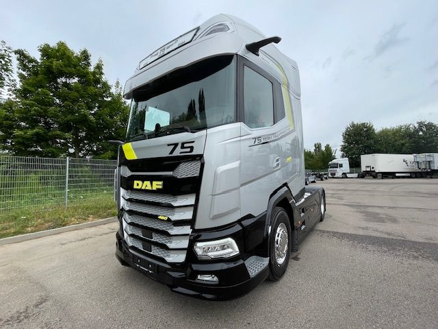 DAF XG+ 480 FT 75 Jahre DAF Edition "Limitiert" DAF XG+ 480 FT 75 Jahre DAF Edition - Камион влекач: слика 2 DAF XG+ 480 FT 75 Jahre DAF Edition "Limitiert" DAF XG+ 480 FT 75 Jahre DAF Edition - Камион влекач: слика 2