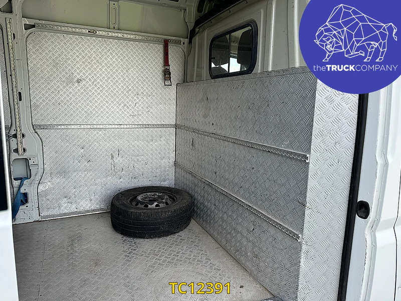 Товарно комбе Peugeot Boxer L3H2: слика 12