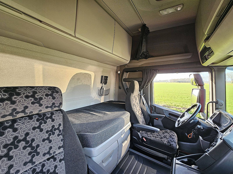 Камион влекач Scania R460 SUPER: слика 15