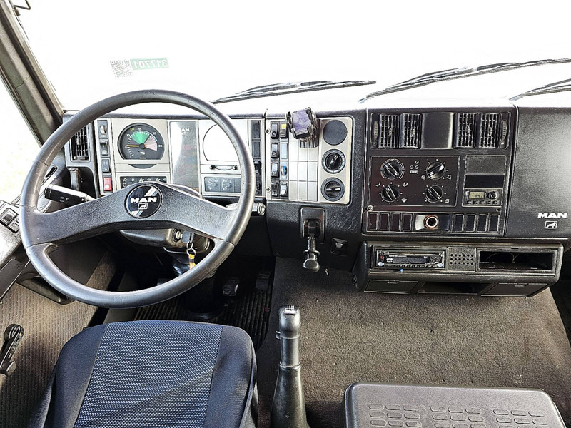 Interior photo 1: Камион со кабинска шасија MAN 26.414 F2000 6X4 STEEL MANUAL