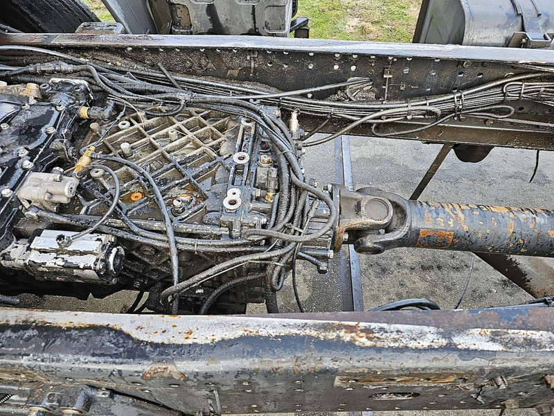 Камион со кабинска шасија MAN 26.414 F2000 6X4 STEEL MANUAL: слика 13