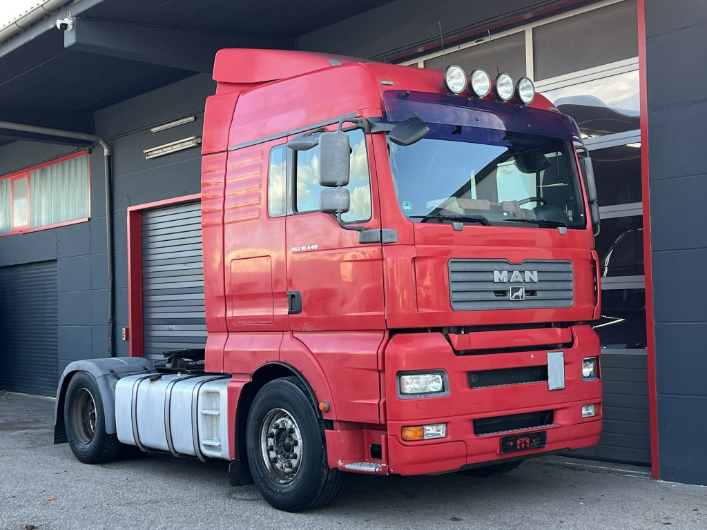 MAN TGA 18.440 Klimaaut Comfortschift Schaltgetriebe - Камион влекач: слика 1 MAN TGA 18.440 Klimaaut Comfortschift Schaltgetriebe - Камион влекач: слика 1