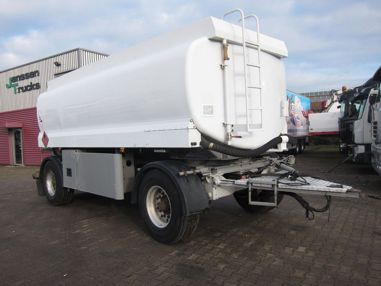 Lindner & Fischer 18400ltr 3 Kammern Oben-Unten - Приколка цистерна: слика 1 Lindner & Fischer 18400ltr 3 Kammern Oben-Unten - Приколка цистерна: слика 1