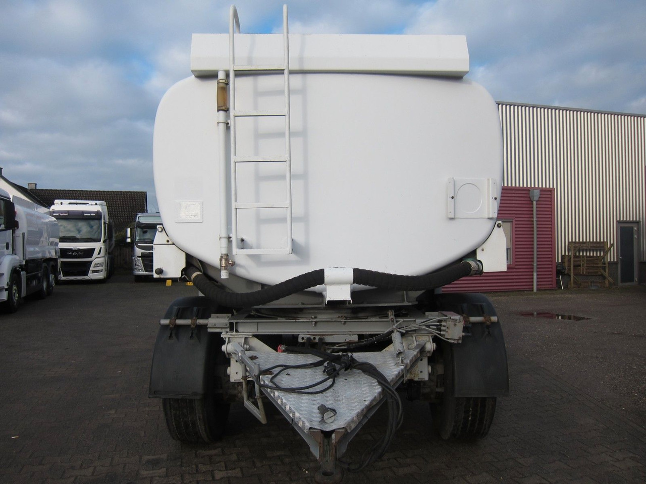 Lindner & Fischer 18400ltr 3 Kammern Oben-Unten - Приколка цистерна: слика 2 Lindner & Fischer 18400ltr 3 Kammern Oben-Unten - Приколка цистерна: слика 2